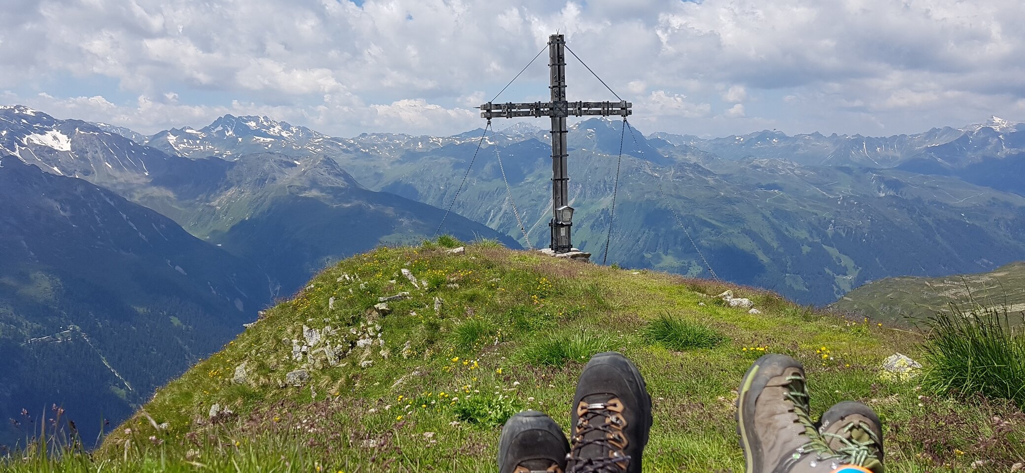Füße mit Gipfelkreuz | © DAV Sigmaringen, Silke Grob
