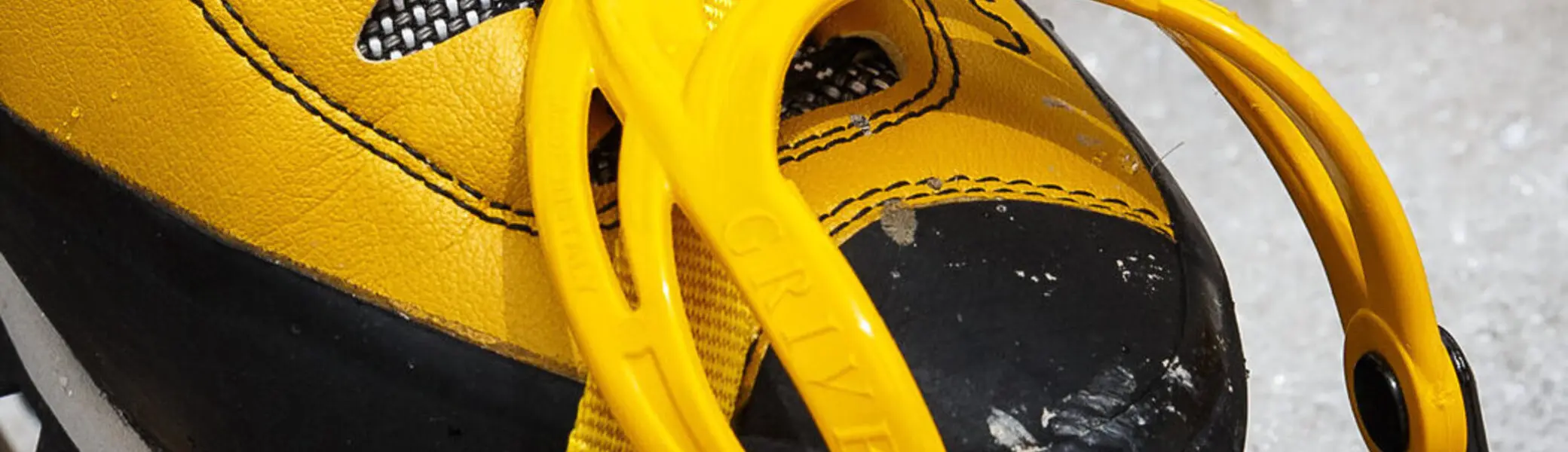 Ein Schuh mit Steigeisen auf einem Eisfeld | © DAV/Marco Kost