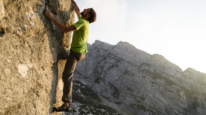 Ein Mann beim Bouldern am Fels. | © DAV/Wolfgang Ehn